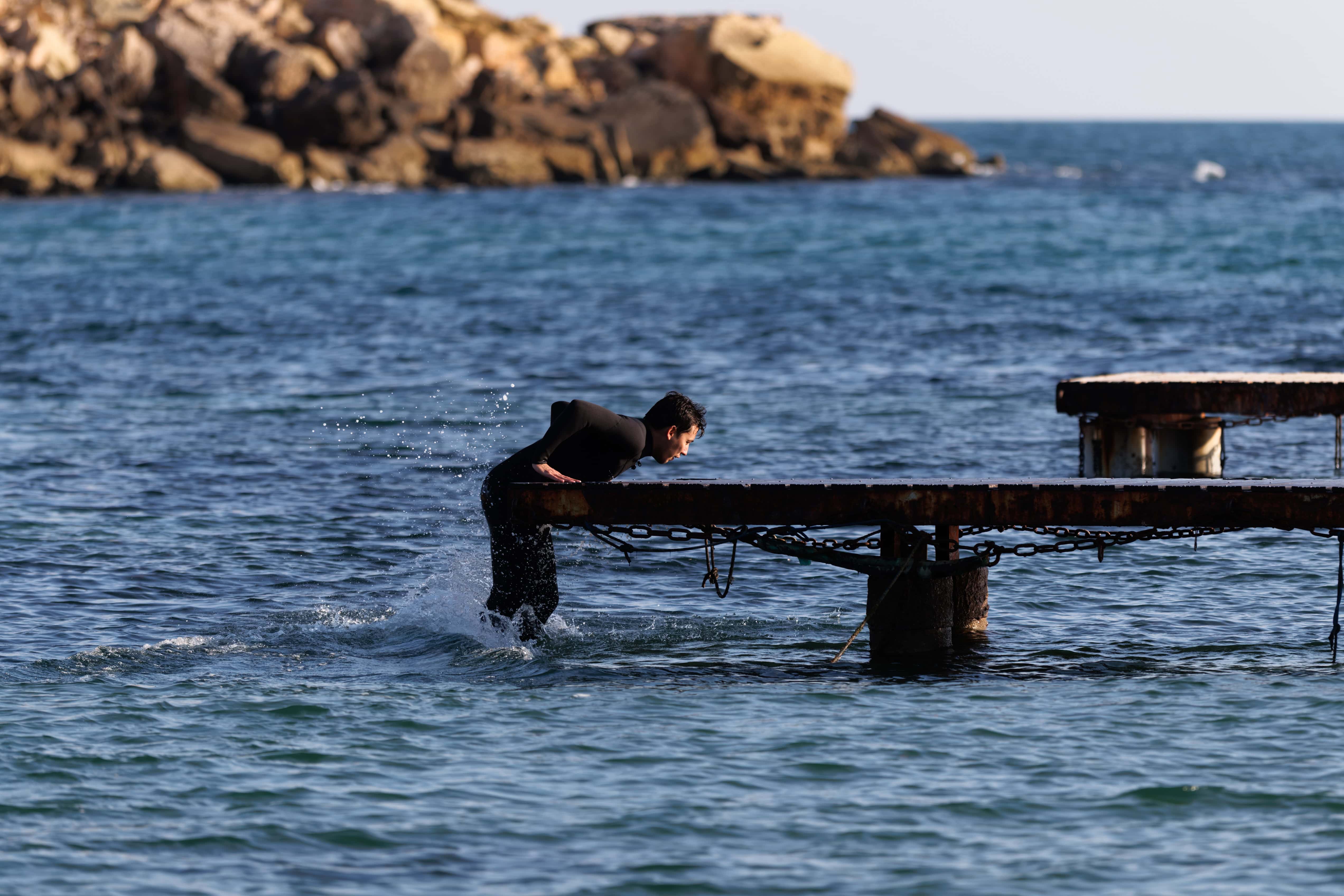 Foil surf en action près du rivage.
