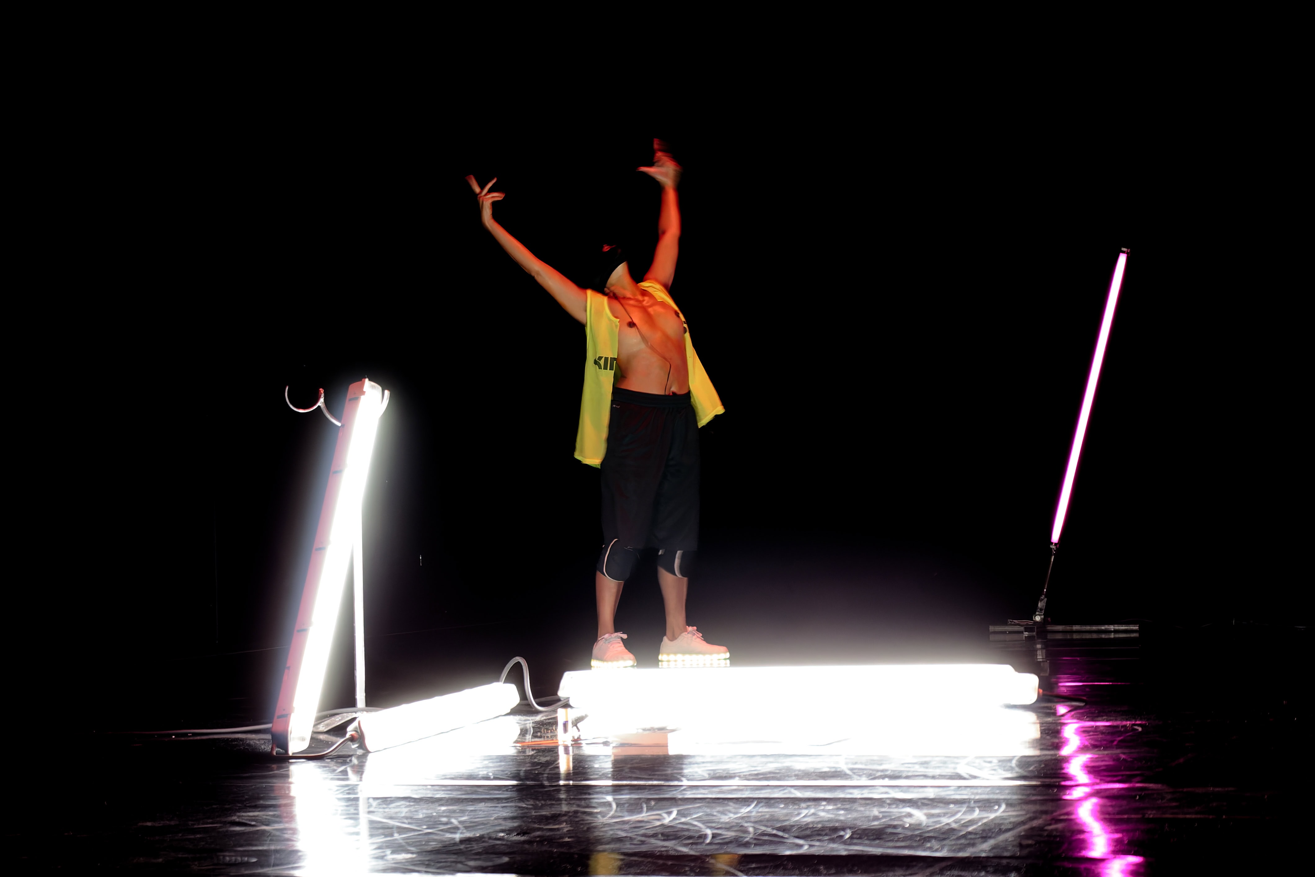 Performeur de danse contemporaine avec éclairages LED.