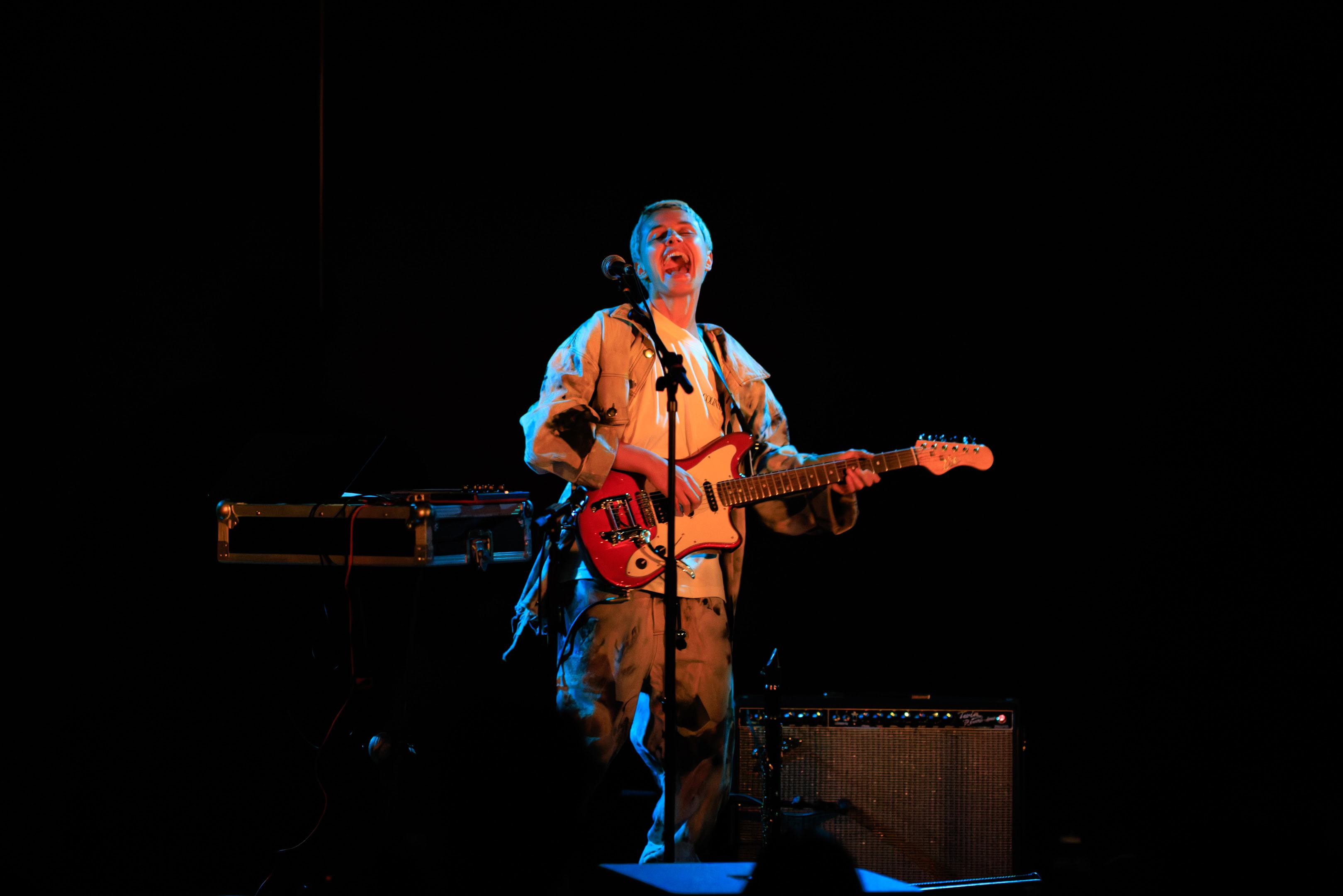 Balade musicale de Maria Beraldo jouant de la guitare lors d’un concert en scène.