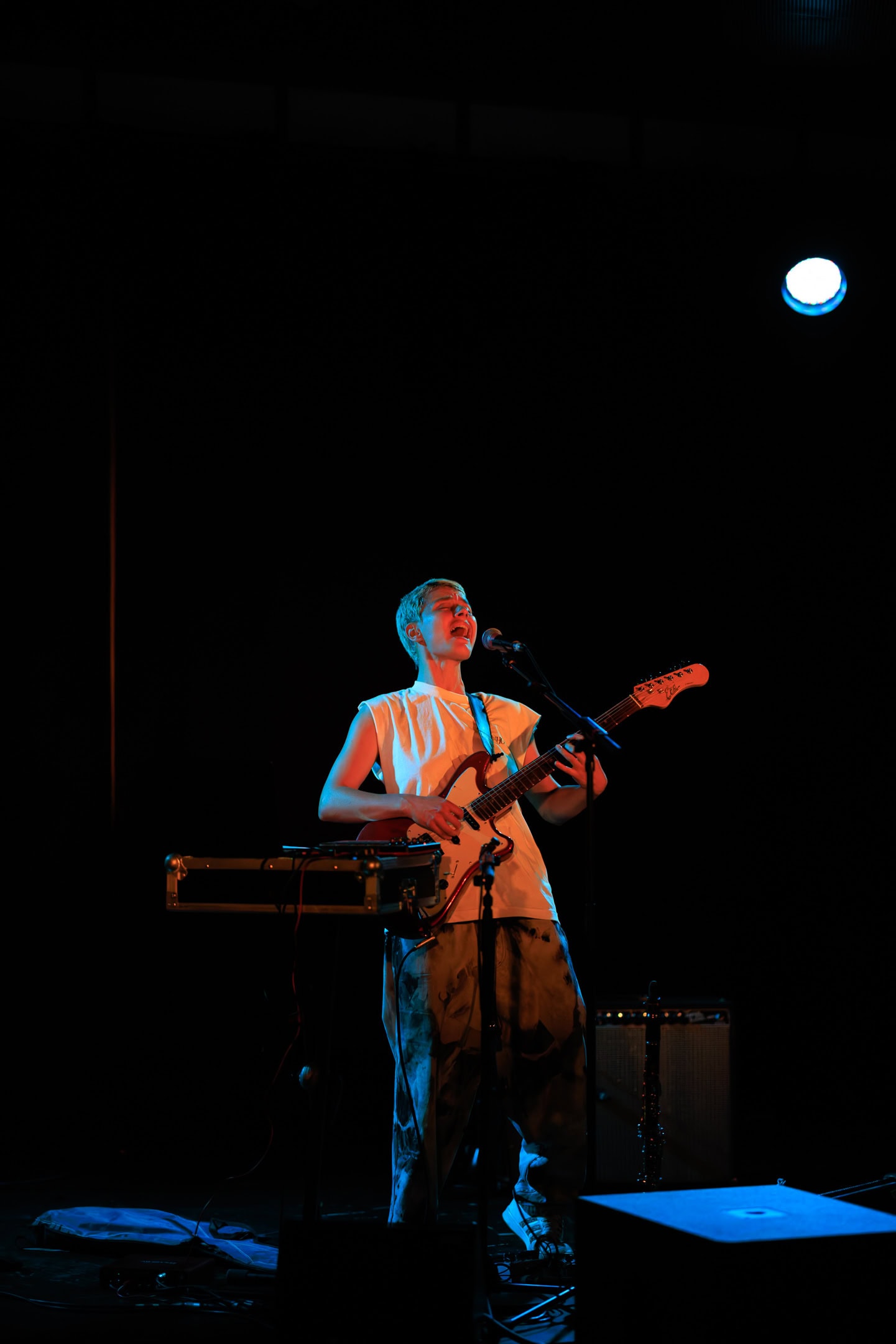 Musicienne jouant de la guitare lors d'une performance en direct.